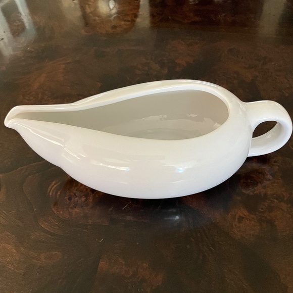 White modern minimalist gravy boat - Picture 1 of 3